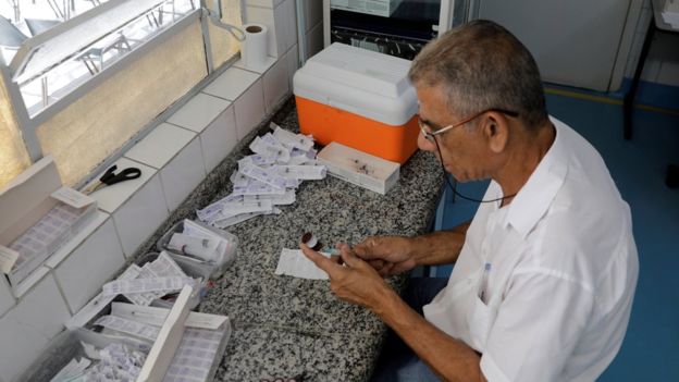 Mutação de vírus, alergia a mosquito, contaminação por mercúrio: o que há de verdade nos boatos sobre a vacina da febre amarela